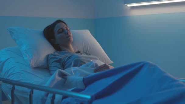 Kvinnan som ligger i sjukhussängen och får v-terapi — Stockvideo