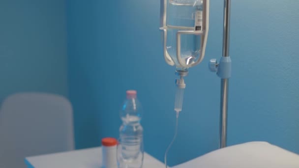 Woman lying in the hospital bed and getting IV therapy — Stock Video