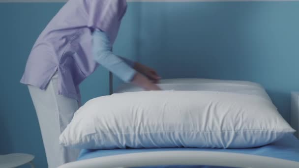 Enfermera experta haciendo la cama en el hospital — Vídeo de stock