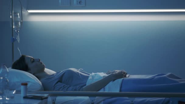 Душа женщины покидает тело во время сна на больничной койке — стоковое видео