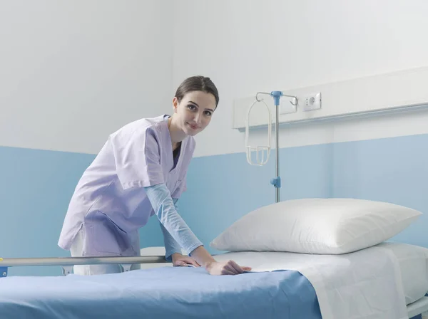 Expert young nurse making the bed at the hospital — Stock Photo, Image