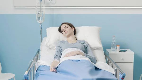 Beteg kórházi ágyban, infúzióval — Stock Fotó
