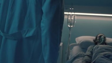 Doktor hastanede yatan bir hastayı kontrol ediyor.