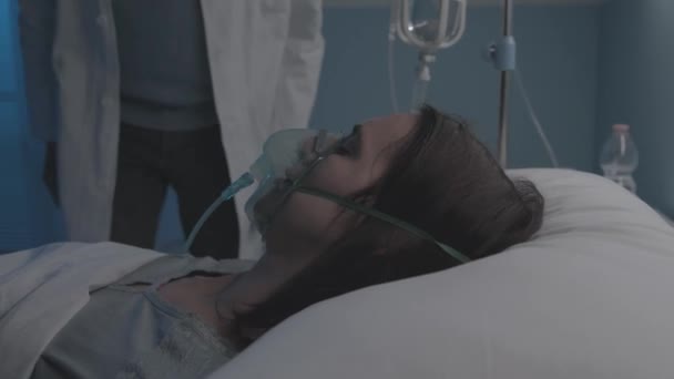 Arzt untersucht einen Patienten im Krankenhausbett — Stockvideo