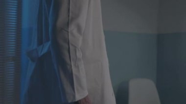 Doktor hastane yatağında bir hastayı kontrol ediyor.