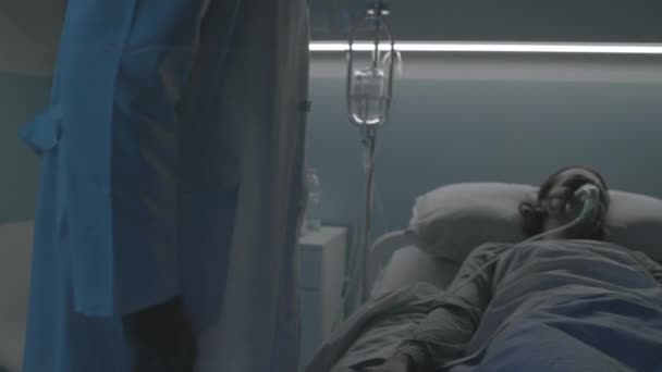 Γιατρός ελέγχει έναν ασθενή που βρίσκεται στο κρεβάτι στο νοσοκομείο — Αρχείο Βίντεο