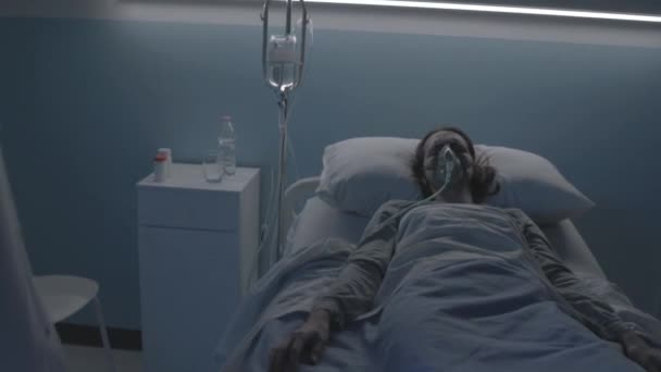 Arzt untersucht im Krankenhaus einen Patienten, der im Bett liegt — Stockvideo