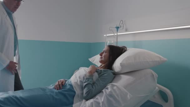 Doktor utěšuje pacienta v nemocnici — Stock video