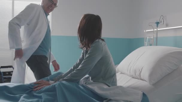 Врач утешает пациента в больнице — стоковое видео