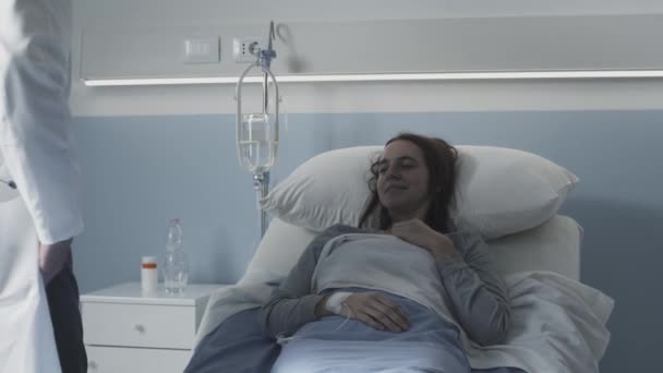 Médico cuidador hablando con una mujer en el hospital — Vídeos de Stock