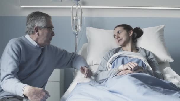 Bir adam kızını hastanede ziyaret ediyor. — Stok video