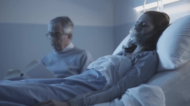 Vader assisteert haar zieke dochter in het ziekenhuis — Stockvideo