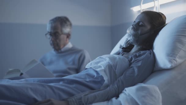 Padre asistiendo a su hija enferma en el hospital — Vídeo de stock