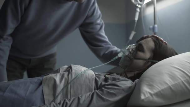 Pai amoroso assistindo sua filha doente no hospital — Vídeo de Stock