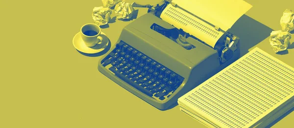 Vintage machine à écrire et papier froissé sur le bureau du blogueur — Photo