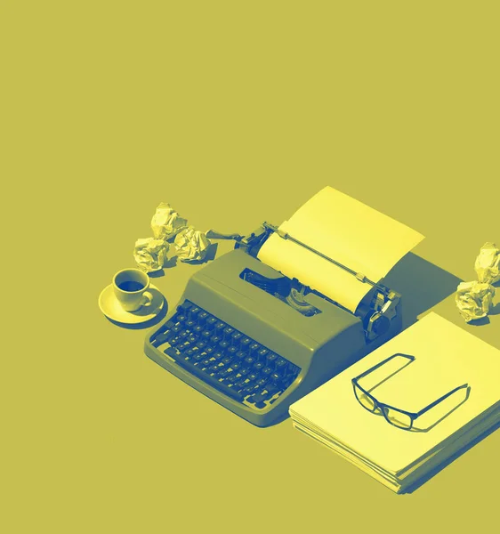 Винтажная пишущая машинка и скомканная бумага на столе блогера — стоковое фото