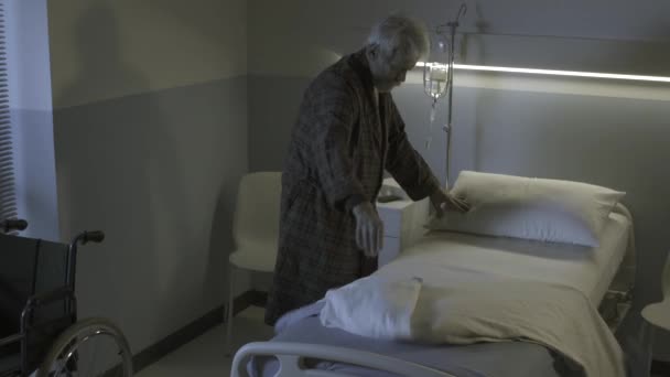 Sleepless lonely senior man at the hospital — Stock Video