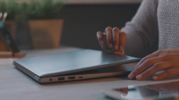 Женщина открывает свой ноутбук и начинает свою работу — стоковое видео