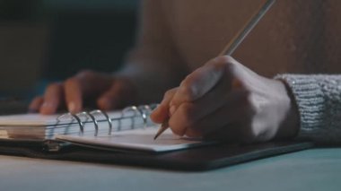 Kadın kişisel ajandasına notlar yazıyor.