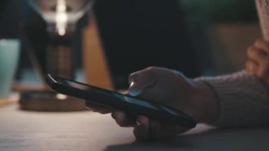 Akıllı telefonunda uygulamalar kullanan bir kadın.