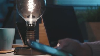 Akıllı telefonunda uygulamalar kullanan bir kadın.