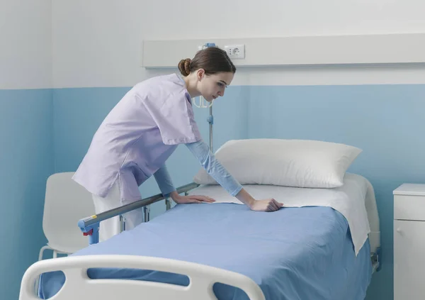 Έμπειρη Νεαρή Νοσοκόμα Που Εργάζεται Στο Νοσοκομείο Στρώνει Κρεβάτι Και — Φωτογραφία Αρχείου