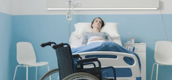 Krankenhauspatient Bett Liegend Und Rollstuhl Vordergrund Behandlungs Und Verletzungskonzept — Stockfoto
