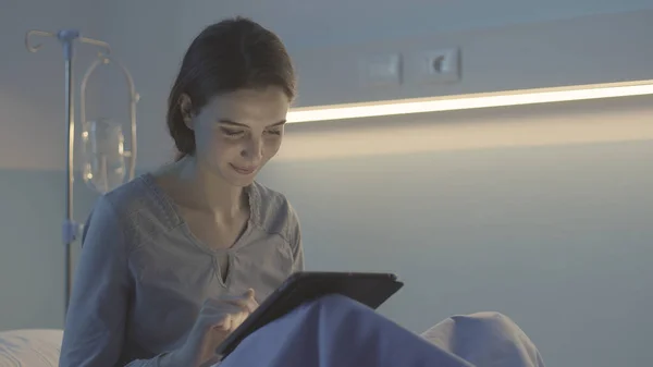 Genç Gülümseyen Bir Hasta Gece Bir Hastane Yatağında Uzanıyor Dijital — Stok fotoğraf