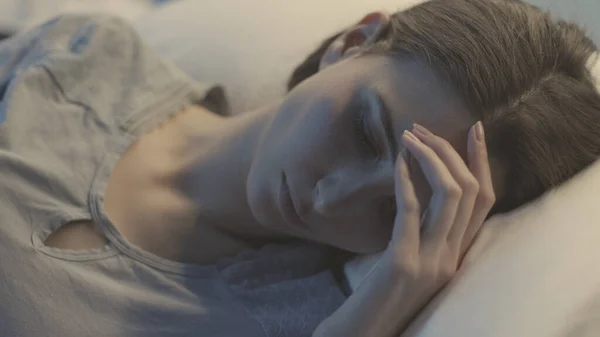 Genç Bir Kadın Hasta Gece Bir Hastane Yatağında Uzanıyor Uyuyor — Stok fotoğraf