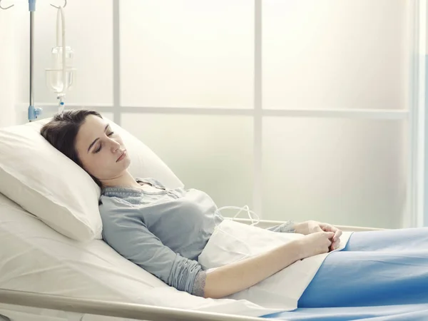 Νεαρή Γυναίκα Ασθενής Ξαπλωμένη Στο Κρεβάτι Ενδοφλέβια Στάγδην Ιατρική Και — Φωτογραφία Αρχείου
