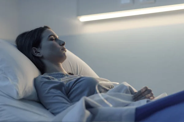 Pasien Wanita Muda Terbaring Ranjang Rumah Sakit Pada Malam Hari — Stok Foto