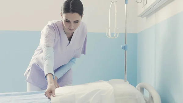 Νεαρή Νοσοκόμα Που Δουλεύει Στο Νοσοκομείο Καθαρίζει Δωμάτιο Και Στρώνει — Φωτογραφία Αρχείου