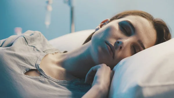 Νεαρή Γυναίκα Ασθενής Ξαπλωμένη Στο Κρεβάτι Του Νοσοκομείου Βράδυ Και — Φωτογραφία Αρχείου