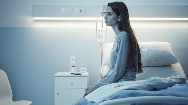 Mujer Insomne Sentada Cama Del Hospital Tarde Noche Ella Está — Foto de Stock