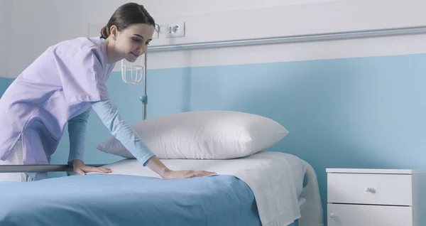 Expert Young Nurse Working Hospital She Making Bed Changing Sheets — 스톡 사진