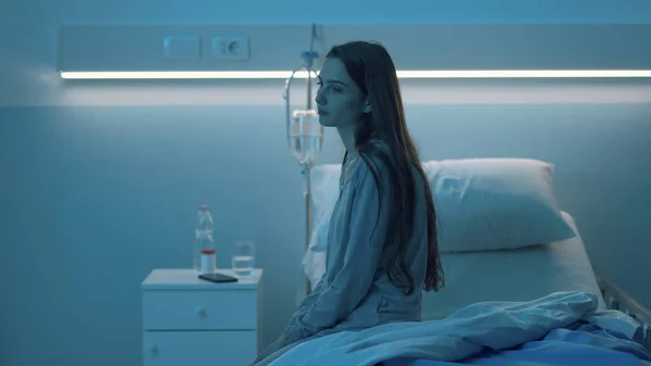 Gece Geç Saatte Hastane Yatağında Oturan Uykusuz Kadın Endişeli Üzgün — Stok fotoğraf