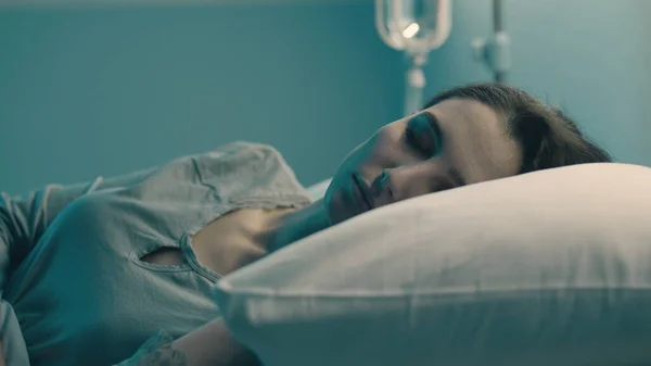 Молодая Женщина Лежит Ночью Больничной Койке Спит Капельницей — стоковое фото