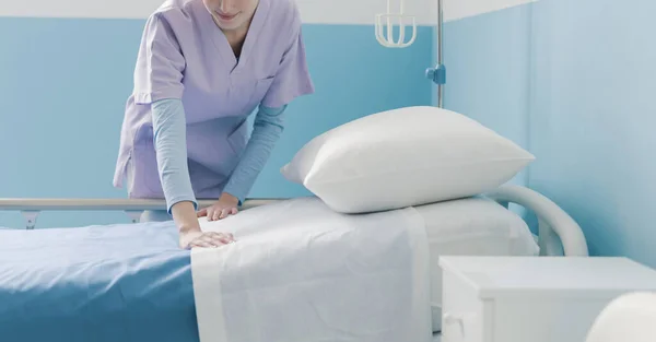 Έμπειρη Νοσοκόμα Που Εργάζεται Στο Νοσοκομείο Στρώνει Κρεβάτι Και Αλλάζει — Φωτογραφία Αρχείου