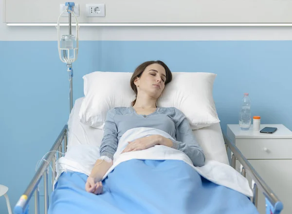 Jeune Patiente Couchée Lit Avec Perfusion Intraveineuse Concept Médecine Traitement — Photo