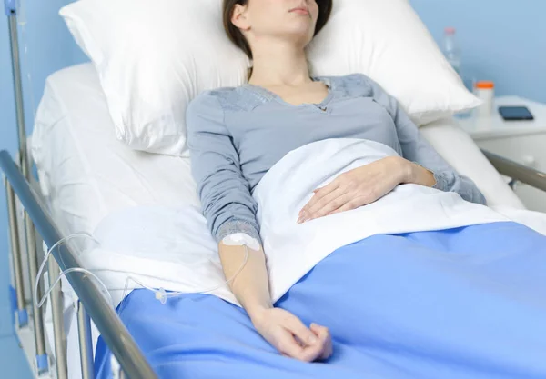 Νεαρή Γυναίκα Ασθενής Ξαπλωμένη Στο Κρεβάτι Ενδοφλέβια Στάγδην Ιατρική Και — Φωτογραφία Αρχείου