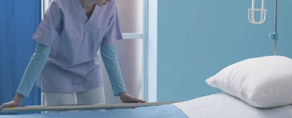 Enfermeira Trabalhando Hospital Arrumando Sala Ela Está Ajustando Trilhos Cama — Fotografia de Stock
