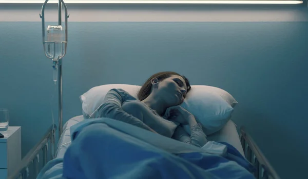 Wanita Muda Berbaring Tempat Tidur Rumah Sakit Malam Hari Dan — Stok Foto