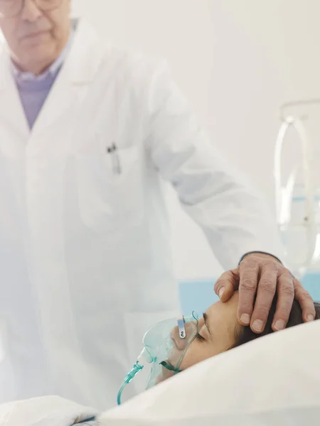 Professioneller Arzt Hilft Einer Jungen Patientin Die Krankenhausbett Liegt Berührt — Stockfoto