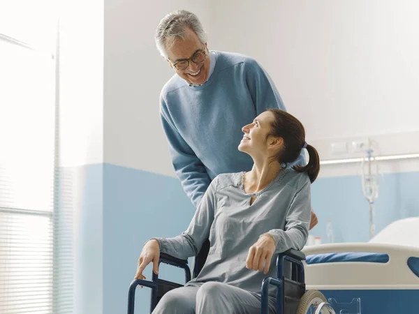 Père Aidant Fille Fauteuil Roulant Hôpital Concept Famille Soins Santé — Photo