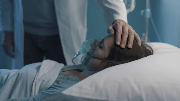 Γιατρός Βοηθώντας Μια Νοσηλευόμενη Ασθενή Νύχτα Και Αγγίζοντας Μέτωπό Της — Φωτογραφία Αρχείου