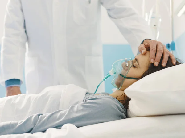 Professioneller Arzt Hilft Einer Jungen Patientin Die Krankenhausbett Liegt Berührt — Stockfoto