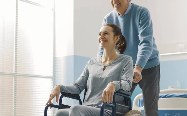 Père Aidant Fille Fauteuil Roulant Hôpital Concept Famille Soins Santé — Photo