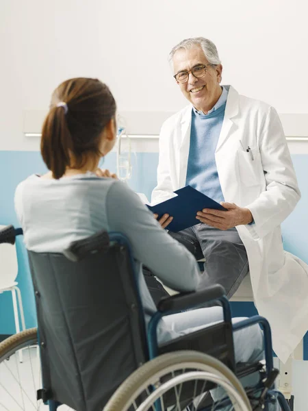 Médecin Confiant Rend Visite Patient Paraplégique Fauteuil Roulant Hôpital — Photo