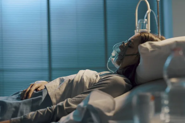 Γυναίκα Μάσκα Οξυγόνου Ξαπλωμένη Στο Κρεβάτι Του Νοσοκομείου Νύχτα Ιατρική — Φωτογραφία Αρχείου