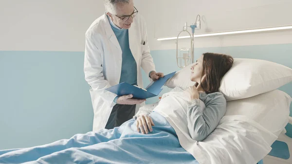 Ein Professioneller Arzt Besucht Eine Patientin Die Krankenhaus Bett Liegt — Stockfoto